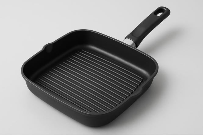 Frigideira grill preta, essencial para grelhar o frango no ponto certo e deixá-lo suculento para a salada, conforme as dicas do blog Folha e Sabor.